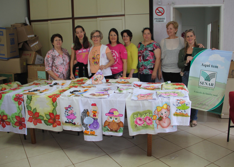 SECRETARIA DE POLÍTICAS DA MULHER REALIZA CURSO DE PINTURA EM TECIDO